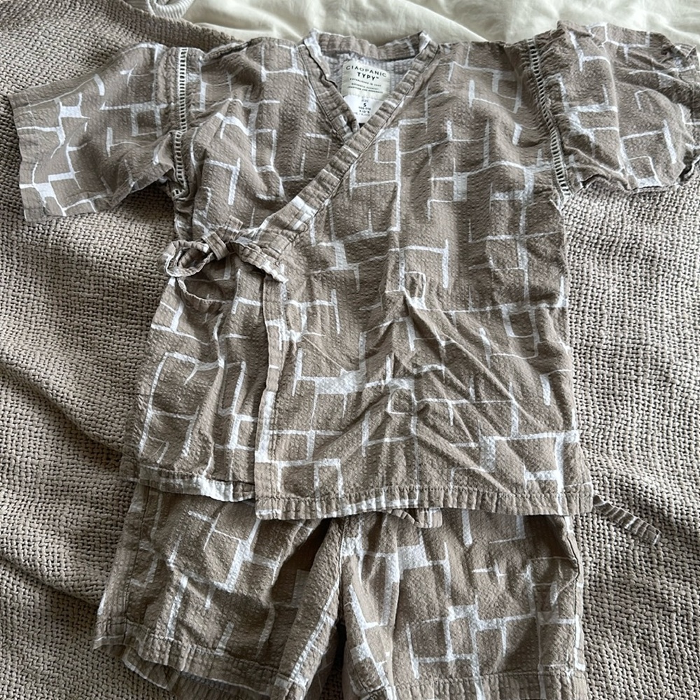 Kids Japanese kimono. Jinbei.
Cotton 100%
Size S
Between 3yrs and 6yrs.
